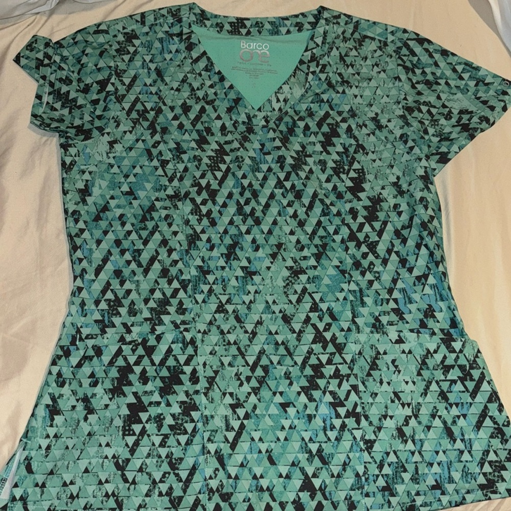 Barco one scrub top
